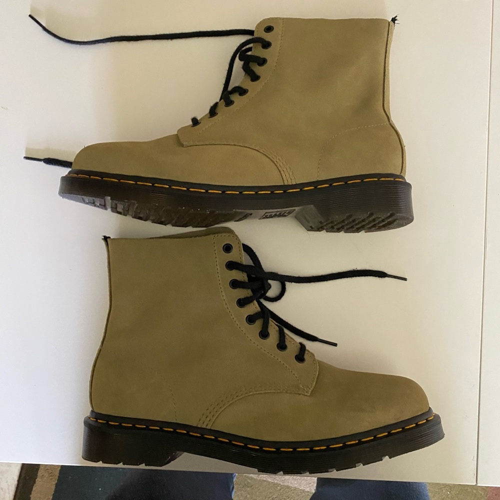 Dr. Marten’s pascal suede olive 1460’s, brand new